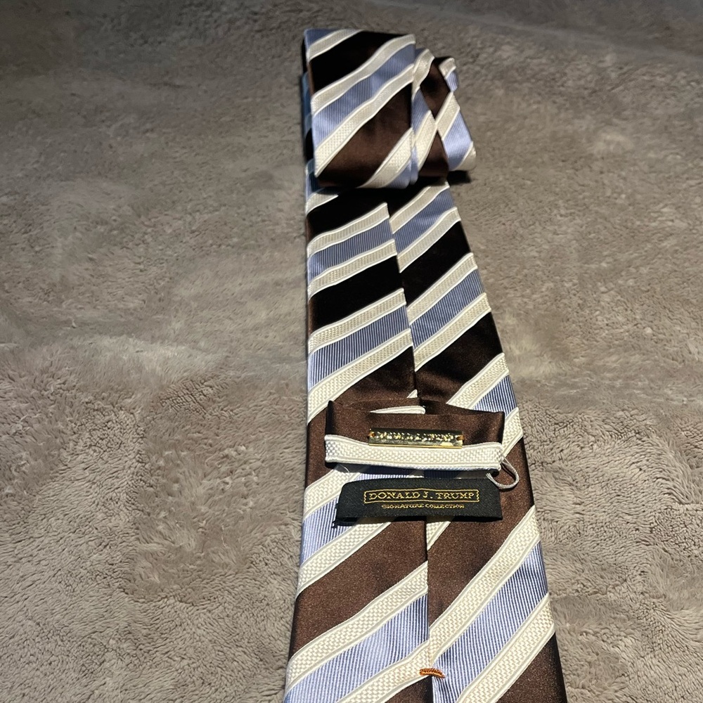 Donald Trump Signature Collection Tie; 100% silk. Loved.